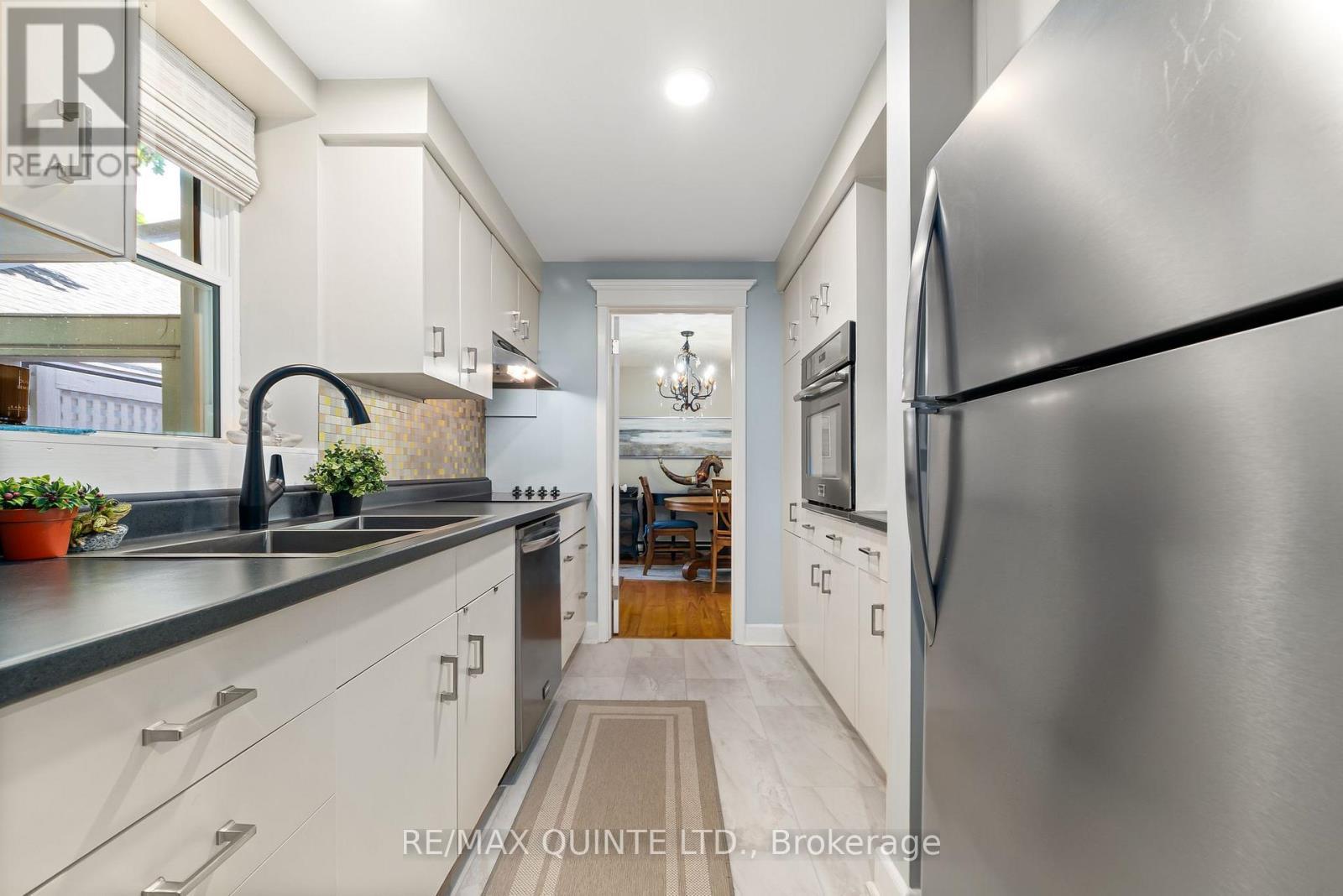 5 - 99 Bridge Street E, Belleville (Belleville Ward), ON - Indoor Photo Showing Kitchen With Double Sink