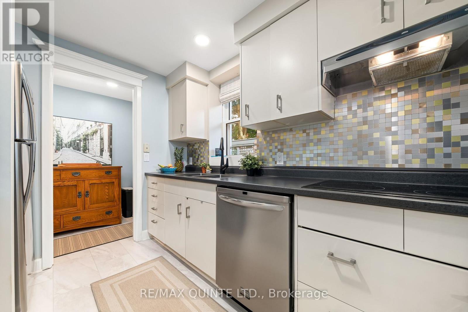 5 - 99 Bridge Street E, Belleville (Belleville Ward), ON - Indoor Photo Showing Kitchen With Double Sink
