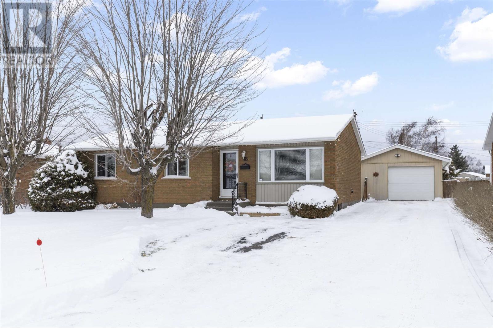 18 Montcalm Rd, Sault Ste. Marie, ON - Outdoor With Facade