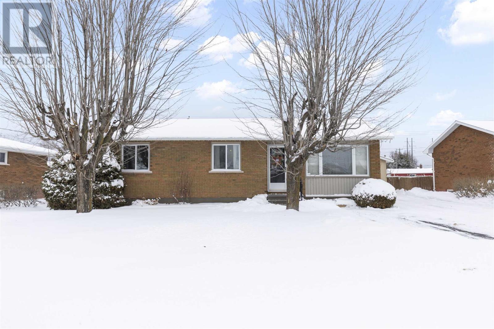 18 Montcalm Rd, Sault Ste. Marie, ON - Outdoor