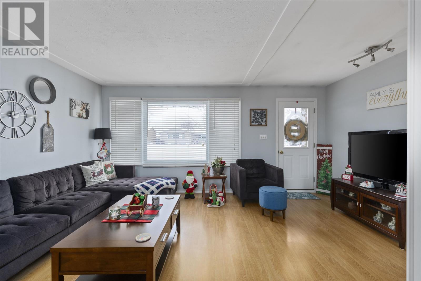18 Montcalm Rd, Sault Ste. Marie, ON - Indoor Photo Showing Living Room