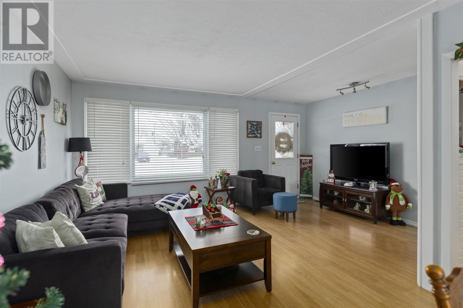 18 Montcalm Rd, Sault Ste. Marie, ON - Indoor Photo Showing Living Room