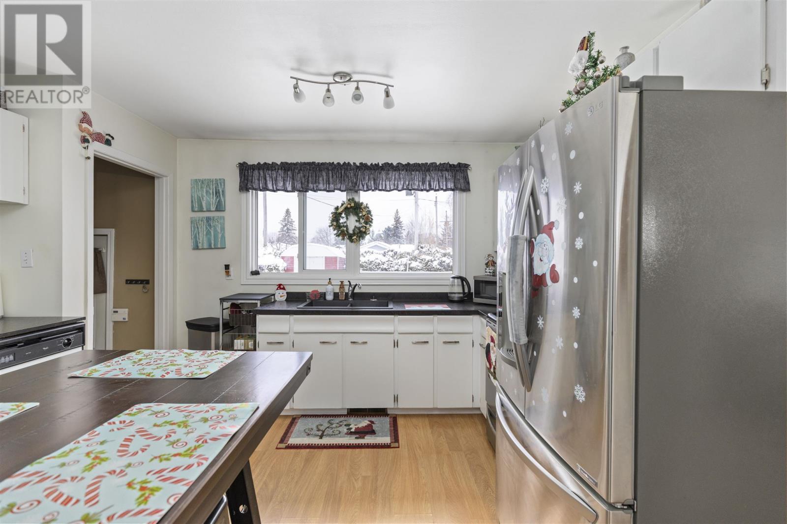 18 Montcalm Rd, Sault Ste. Marie, ON - Indoor Photo Showing Kitchen