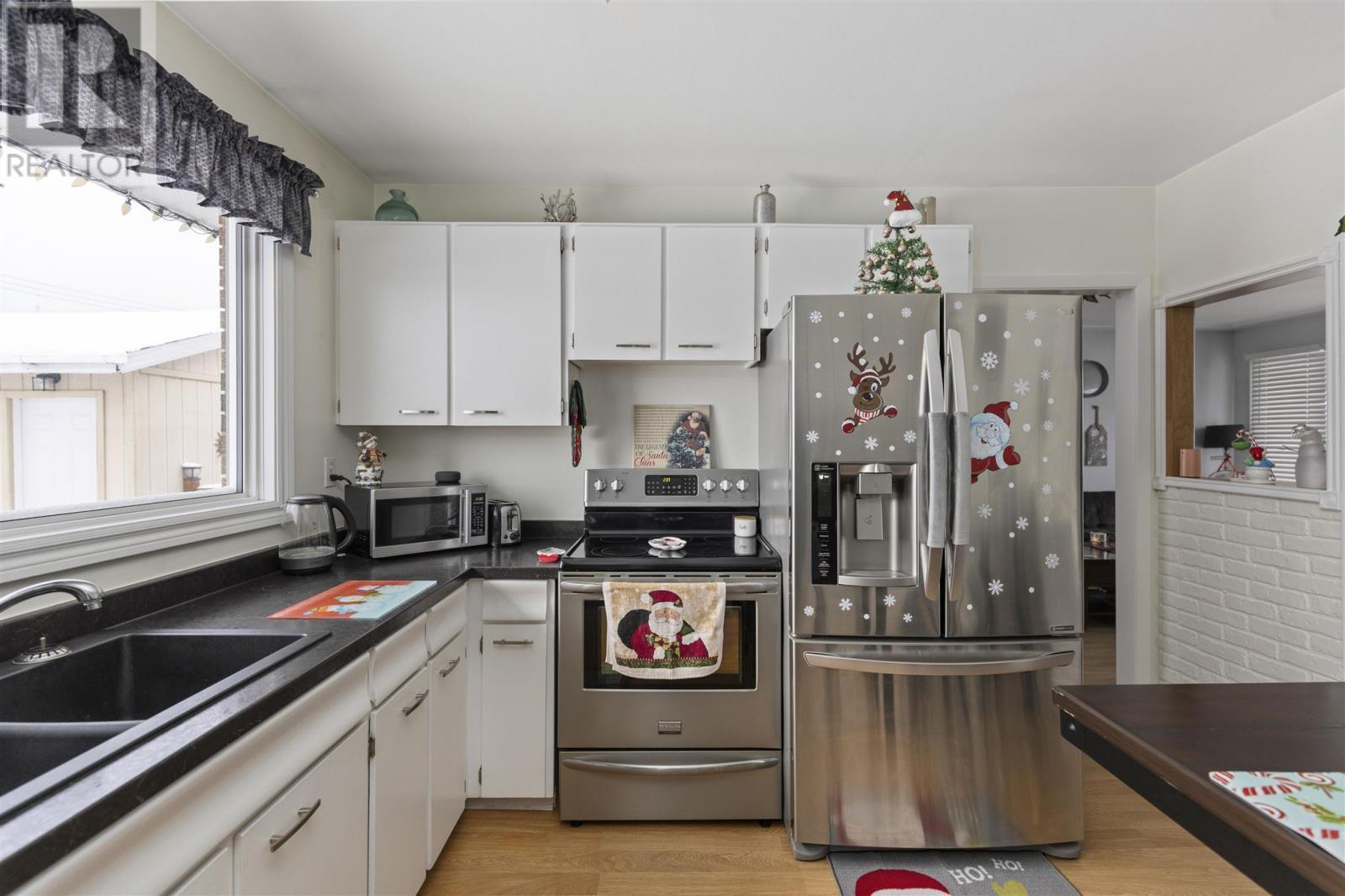 18 Montcalm Rd, Sault Ste. Marie, ON - Indoor Photo Showing Kitchen With Double Sink