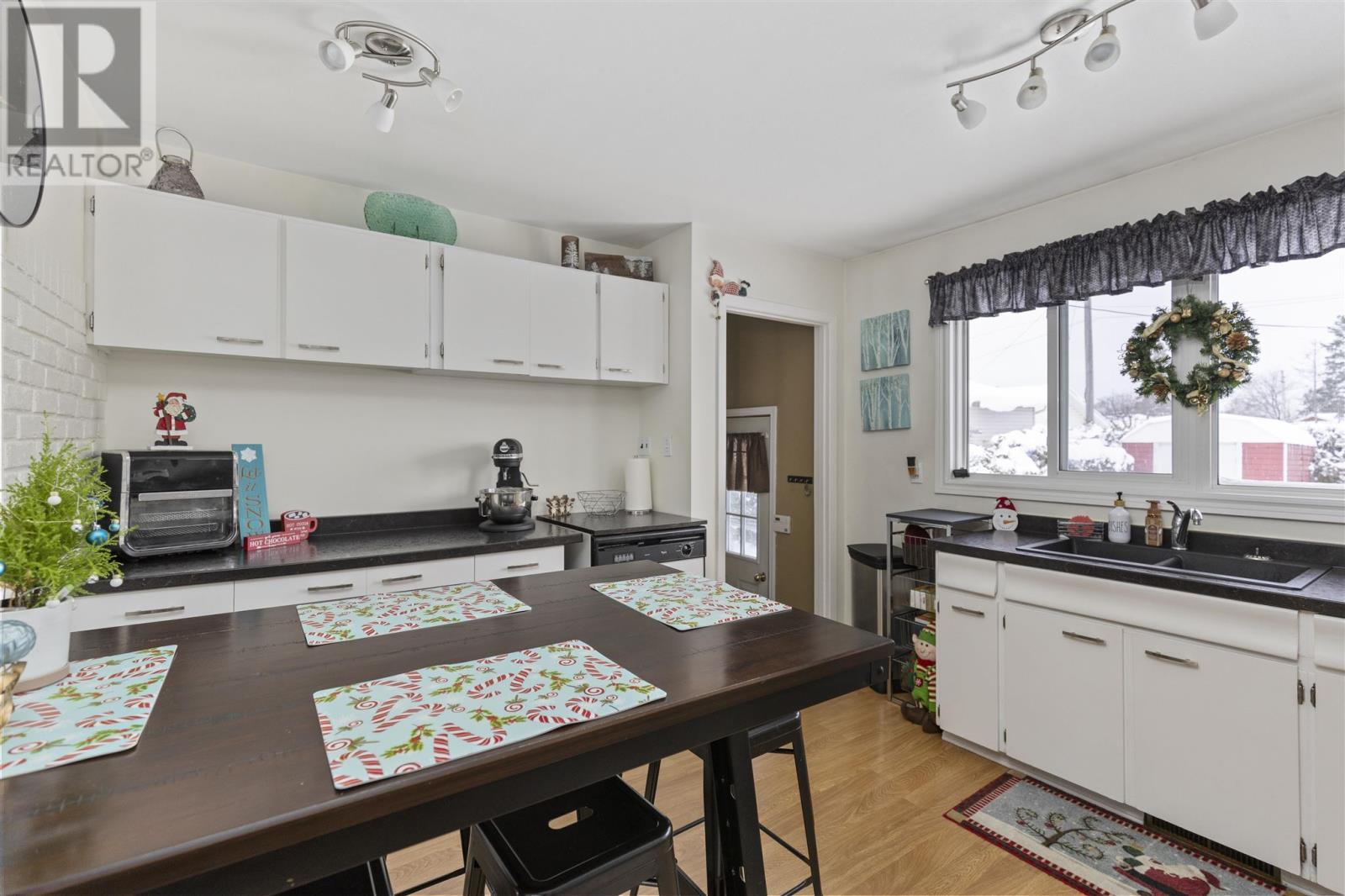 18 Montcalm Rd, Sault Ste. Marie, ON - Indoor Photo Showing Kitchen With Double Sink