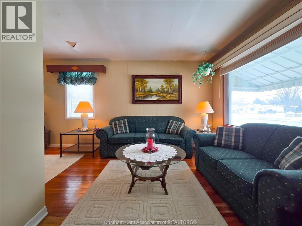 71 Taylor Avenue North East, Chatham, ON - Indoor Photo Showing Living Room