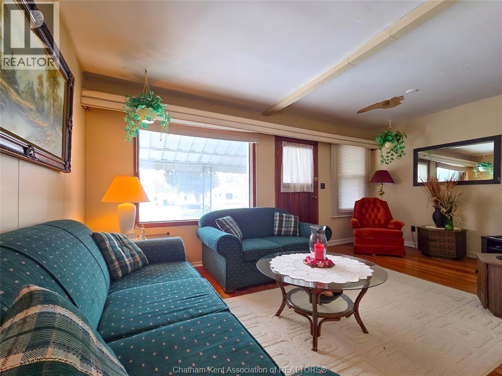 71 Taylor Avenue North East, Chatham, ON - Indoor Photo Showing Living Room