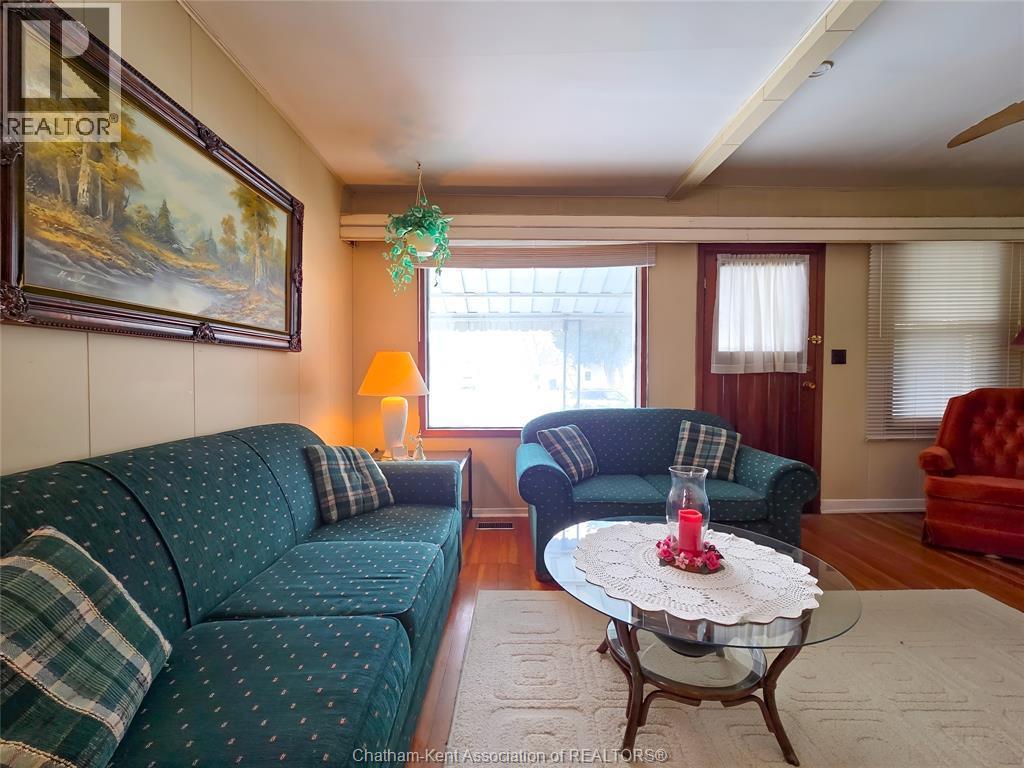 71 Taylor Avenue North East, Chatham, ON - Indoor Photo Showing Living Room