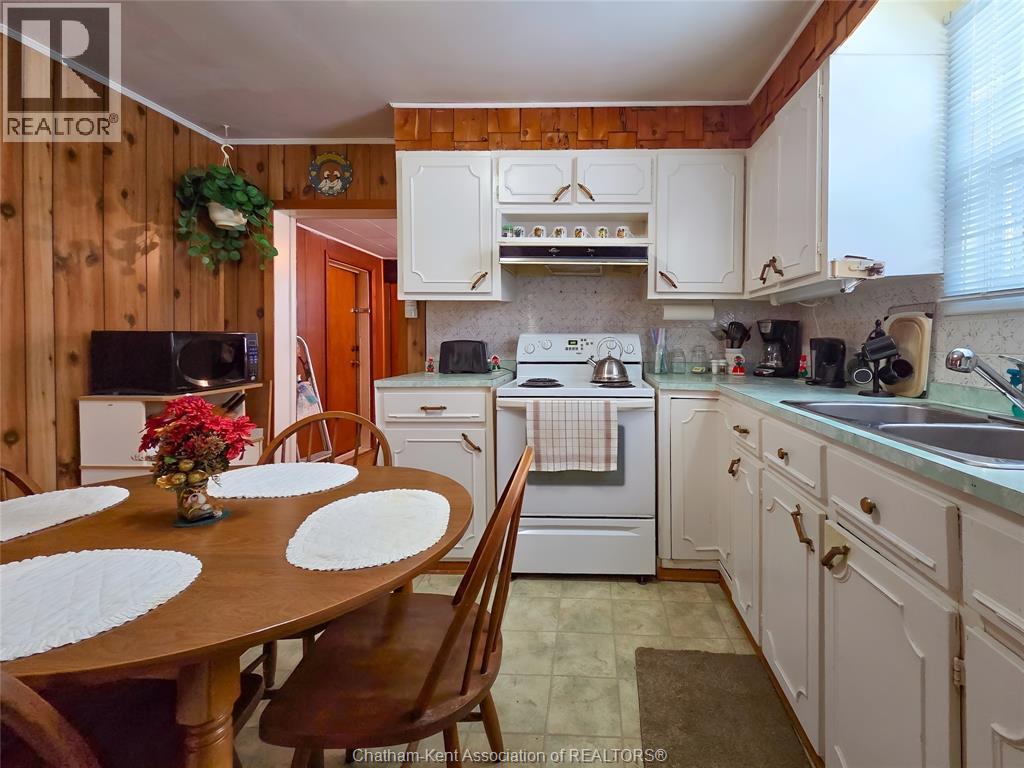 71 Taylor Avenue North East, Chatham, ON - Indoor Photo Showing Kitchen With Double Sink