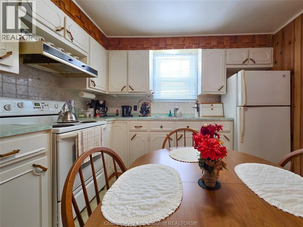 71 Taylor Avenue North East, Chatham, ON - Indoor Photo Showing Kitchen