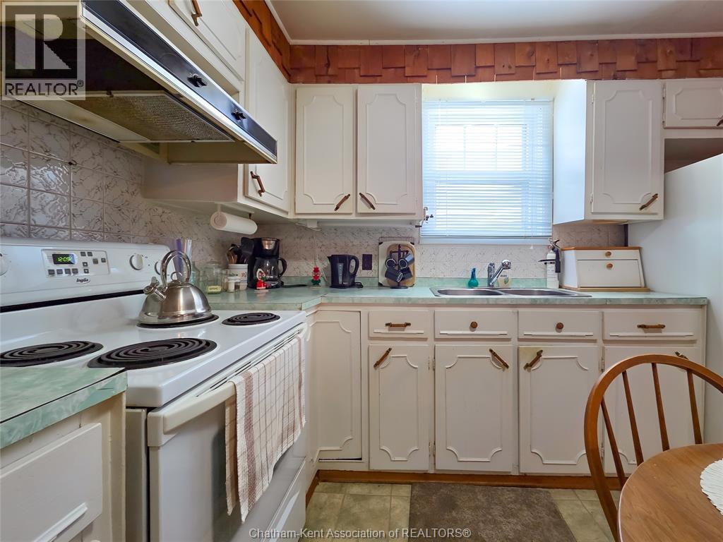 71 Taylor Avenue North East, Chatham, ON - Indoor Photo Showing Kitchen With Double Sink