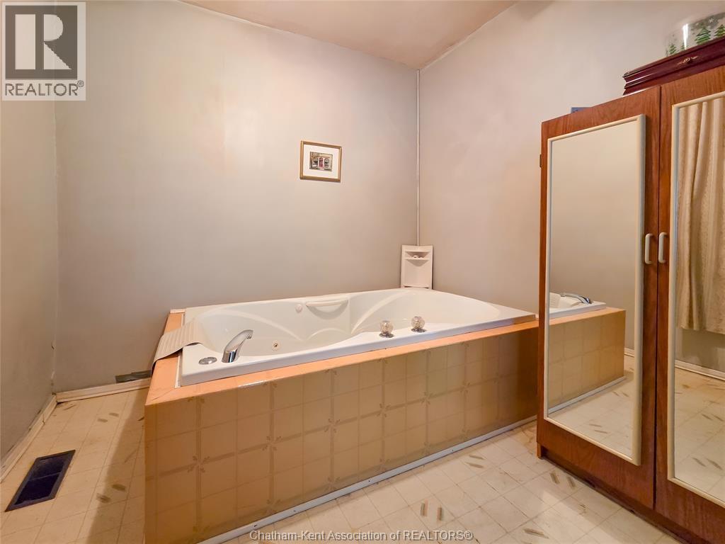 71 Taylor Avenue North East, Chatham, ON - Indoor Photo Showing Bathroom