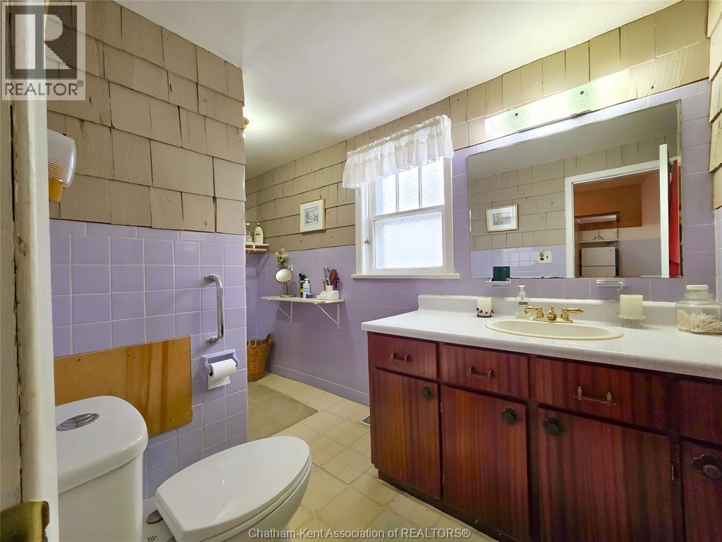 71 Taylor Avenue North East, Chatham, ON - Indoor Photo Showing Bathroom
