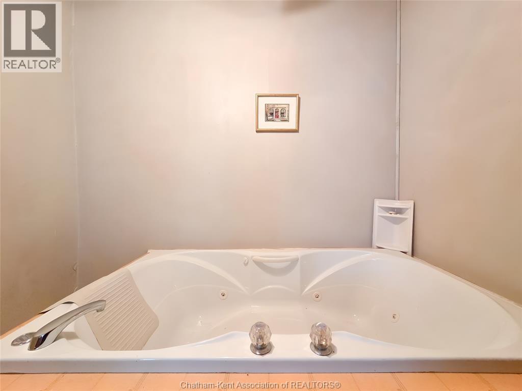 71 Taylor Avenue North East, Chatham, ON - Indoor Photo Showing Bathroom