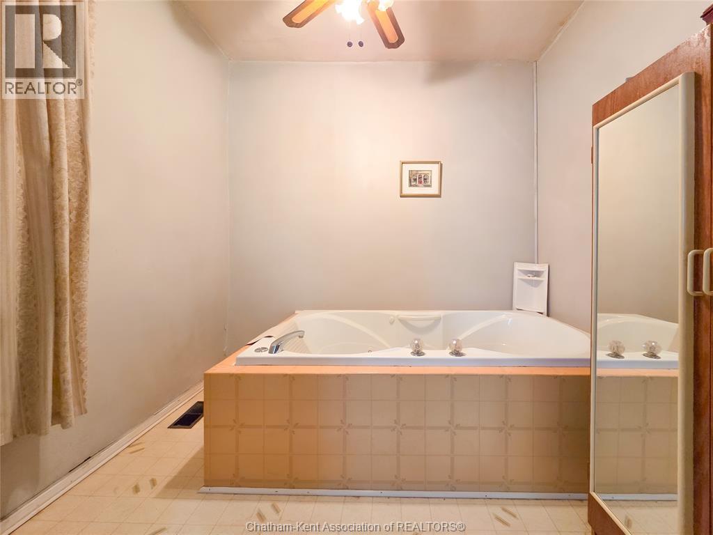 71 Taylor Avenue North East, Chatham, ON - Indoor Photo Showing Bathroom