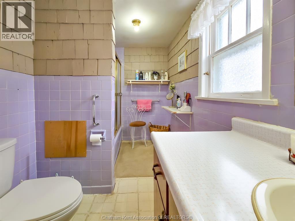 71 Taylor Avenue North East, Chatham, ON - Indoor Photo Showing Bathroom