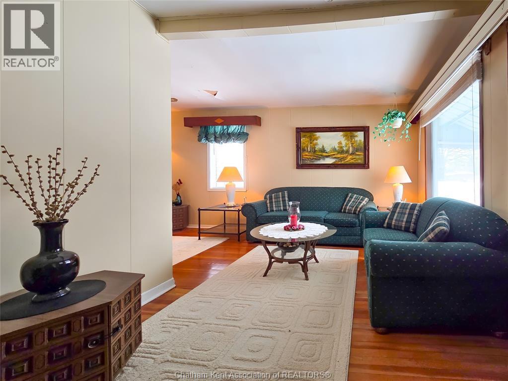 71 Taylor Avenue North East, Chatham, ON - Indoor Photo Showing Living Room