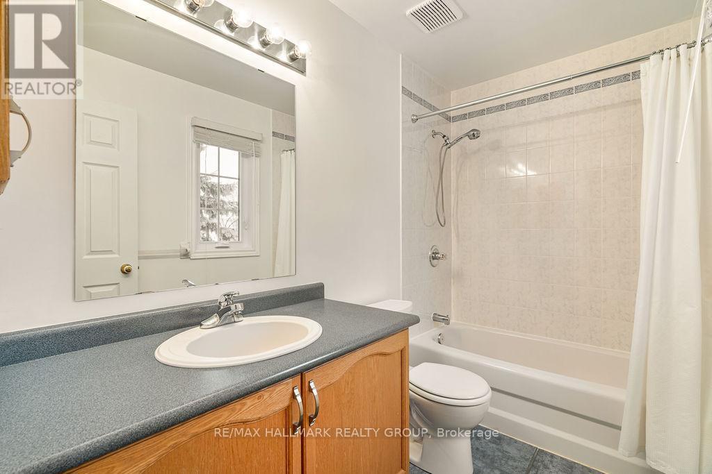 En-Suite Bath in Primary Bedroom - 128 Boulder Way, Ottawa, ON - Indoor Photo Showing Bathroom