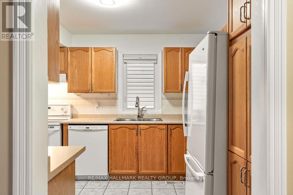 128 Boulder Way, Ottawa, ON - Indoor Photo Showing Kitchen With Double Sink