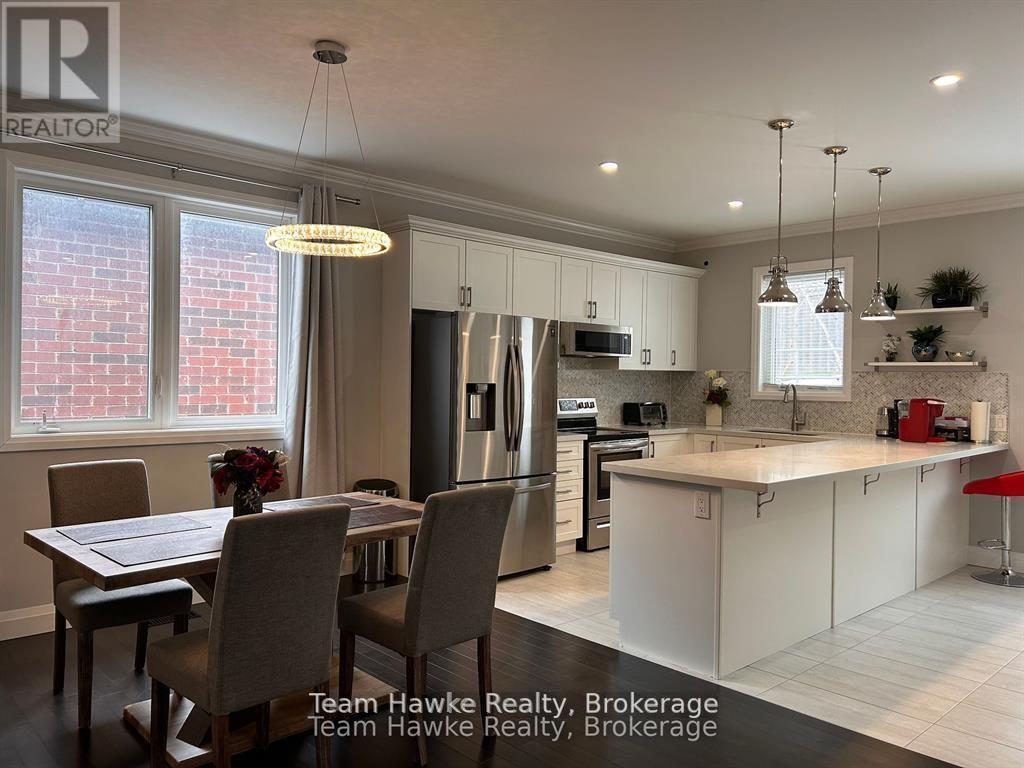 152 Bishop Drive, Barrie (Ardagh), ON - Indoor