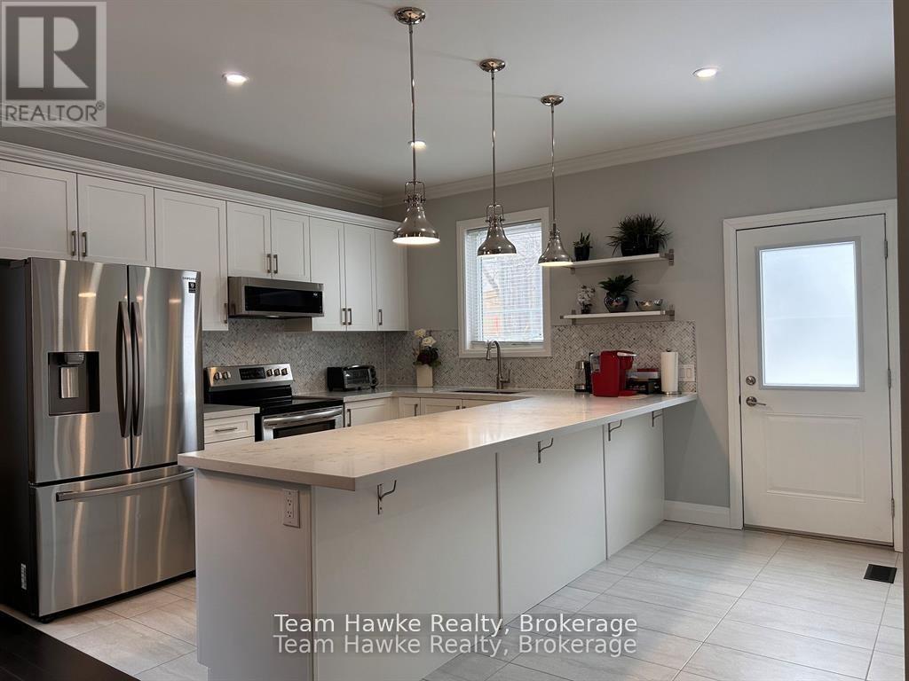 152 Bishop Drive, Barrie (Ardagh), ON - Indoor Photo Showing Kitchen With Stainless Steel Kitchen