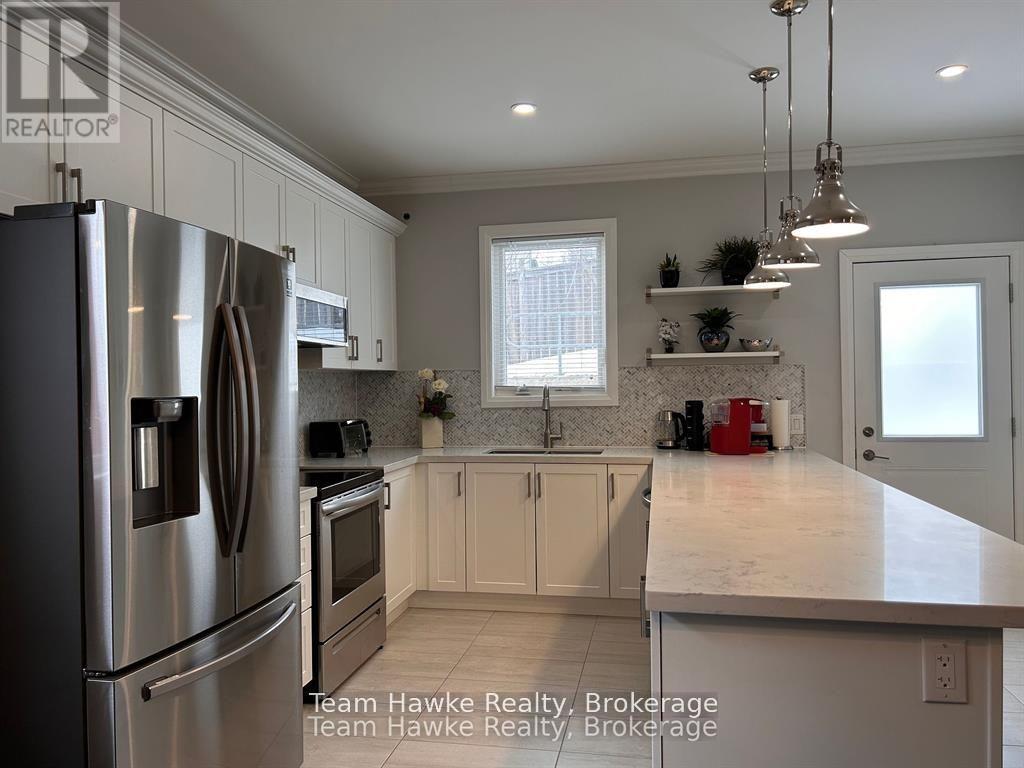 152 Bishop Drive, Barrie (Ardagh), ON - Indoor Photo Showing Kitchen With Stainless Steel Kitchen