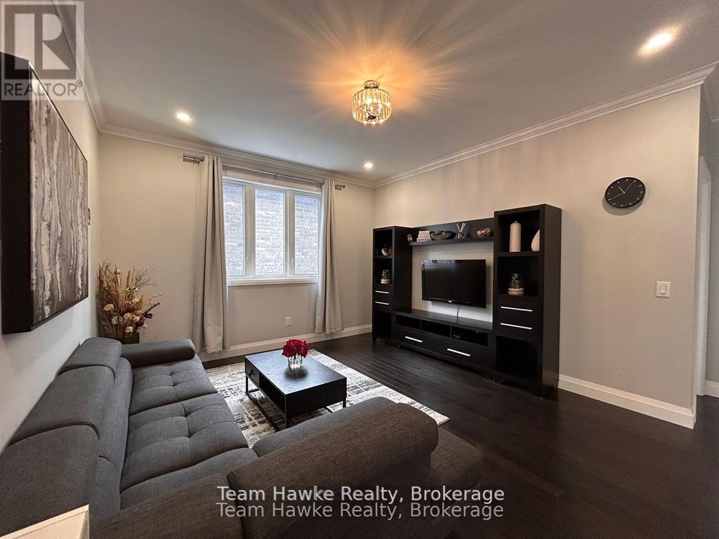 152 Bishop Drive, Barrie (Ardagh), ON - Indoor Photo Showing Living Room