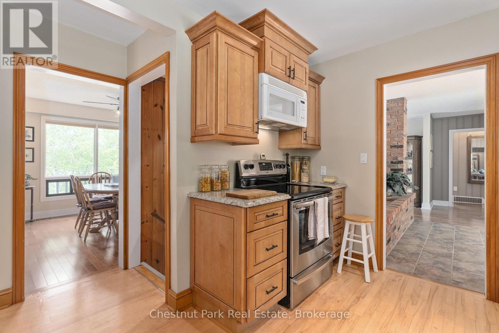 652 North Waseosa Lake Road, Huntsville (Chaffey), ON - Indoor Photo Showing Kitchen