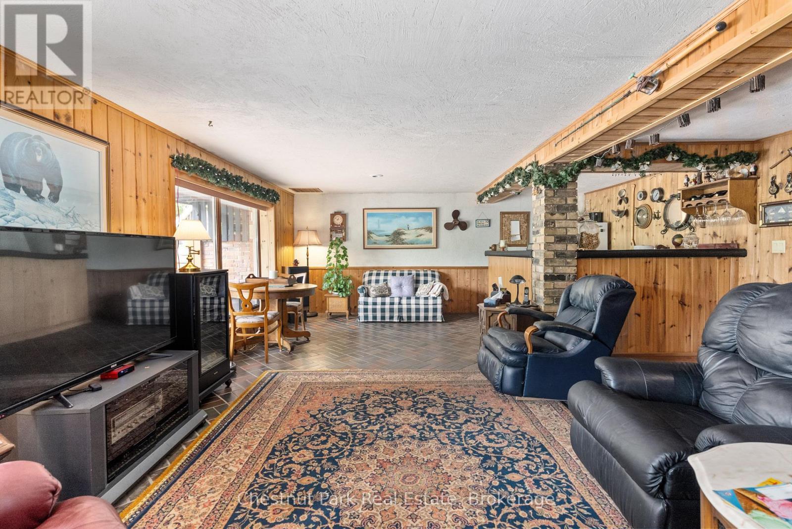 652 North Waseosa Lake Road, Huntsville (Chaffey), ON - Indoor Photo Showing Living Room