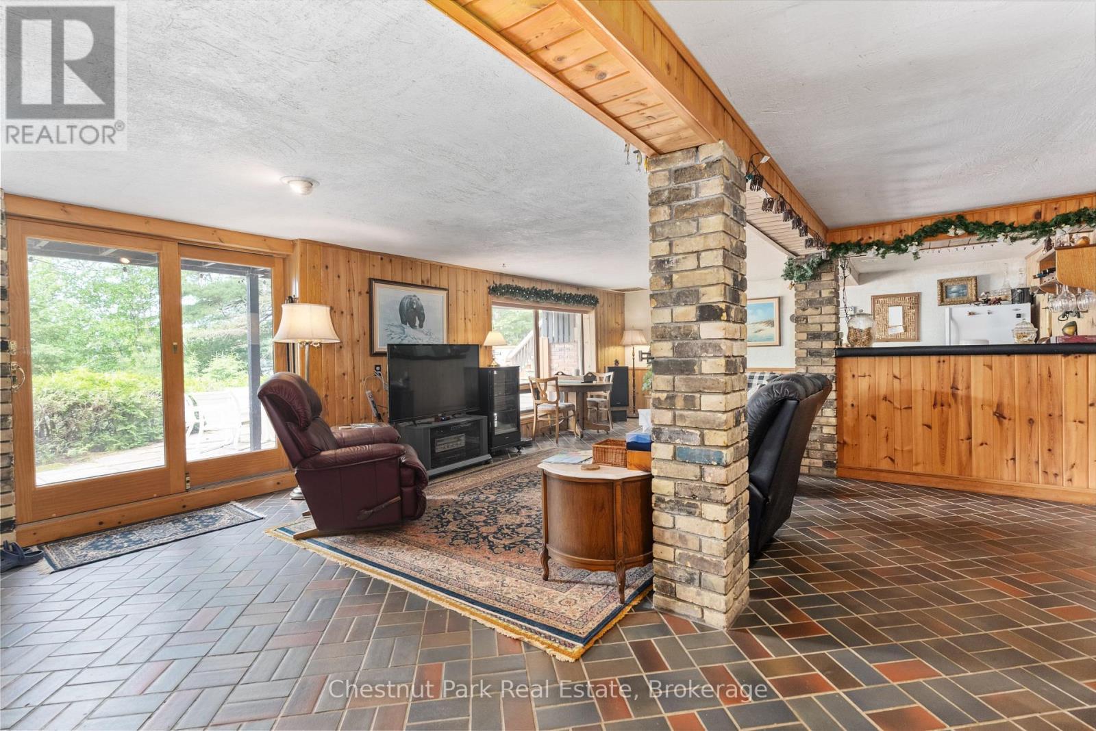 652 North Waseosa Lake Road, Huntsville (Chaffey), ON - Indoor Photo Showing Living Room