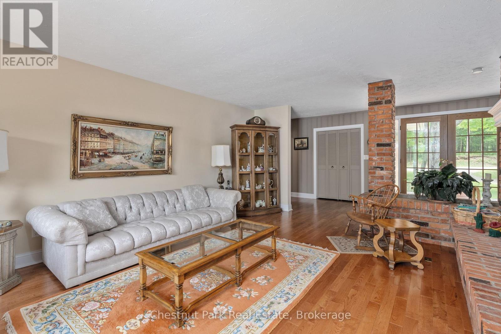 652 North Waseosa Lake Road, Huntsville (Chaffey), ON - Indoor Photo Showing Living Room