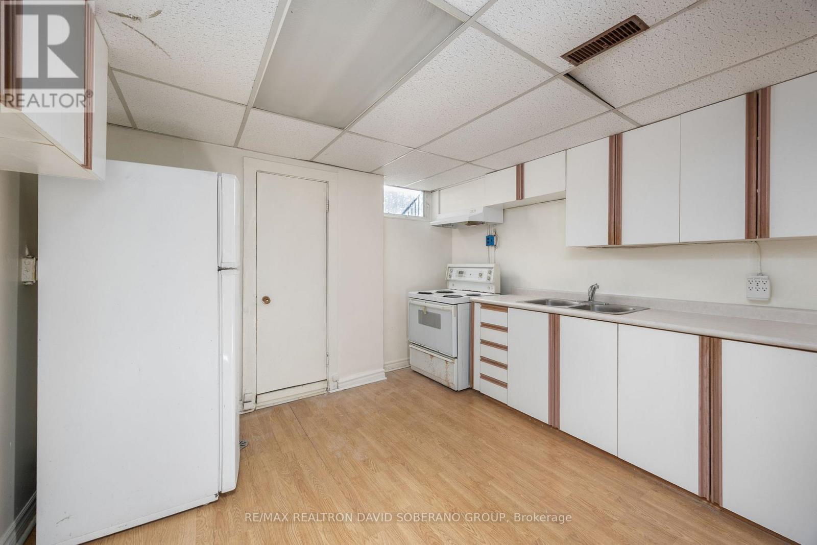112 York Downs Drive, Toronto, ON - Indoor Photo Showing Kitchen With Double Sink