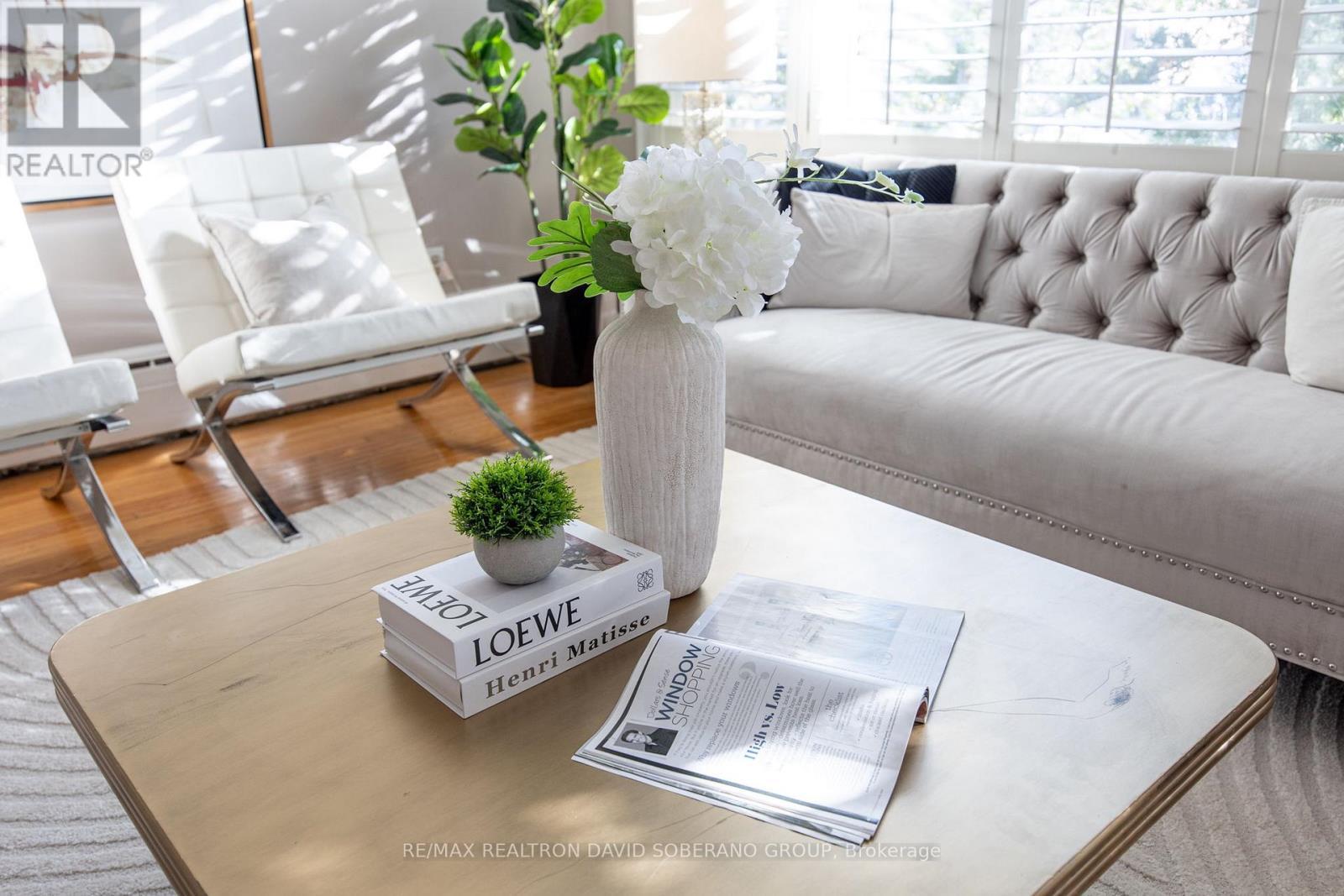 112 York Downs Drive, Toronto, ON - Indoor Photo Showing Living Room