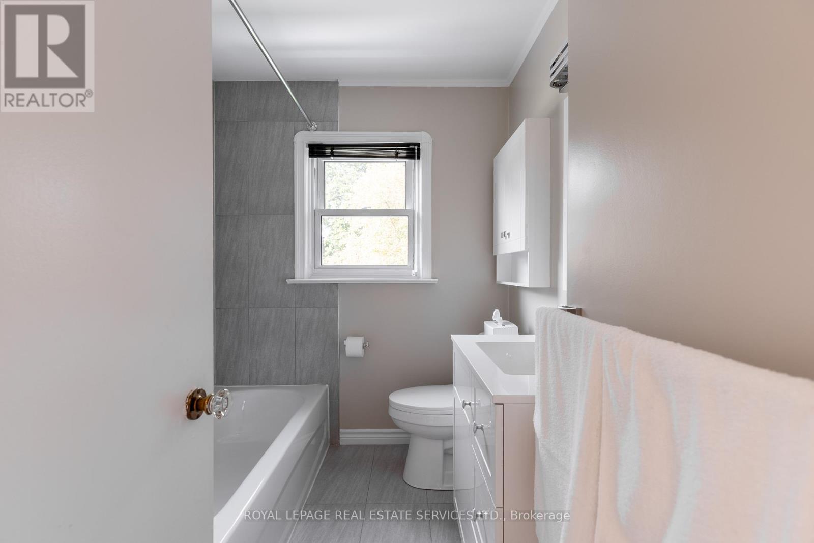 15 Burnelm Drive, Toronto, ON - Indoor Photo Showing Bathroom