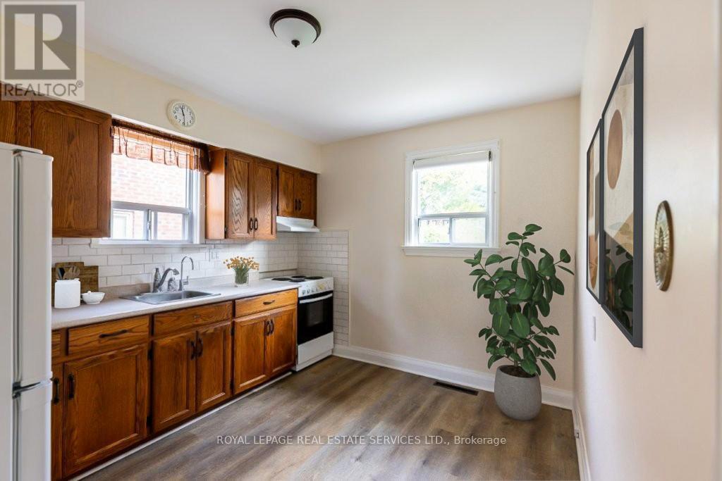 15 Burnelm Drive, Toronto, ON - Indoor Photo Showing Kitchen