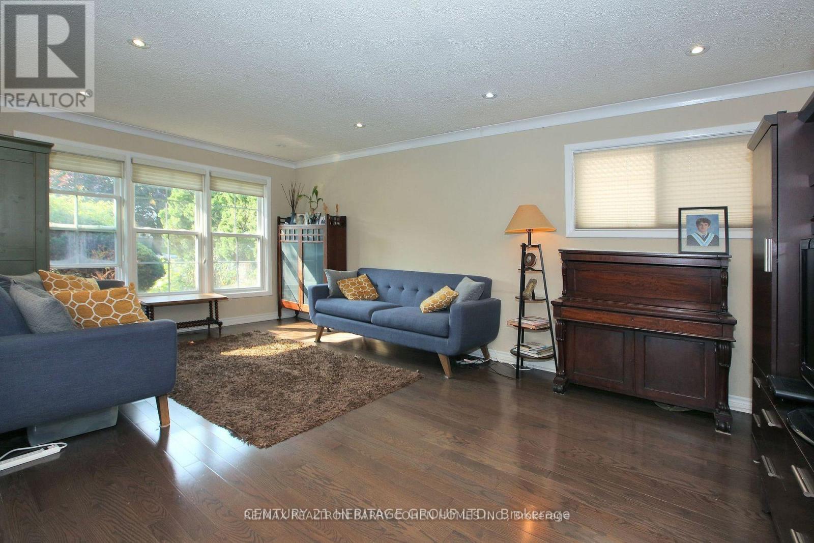 130 Grandview Avenue, Markham, ON - Indoor Photo Showing Living Room