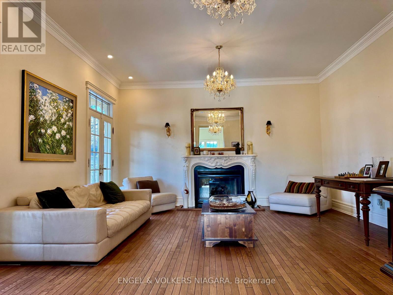 14650 Niagara Parkway, Niagara-On-The-Lake (Queenston), ON - Indoor Photo Showing Living Room With Fireplace