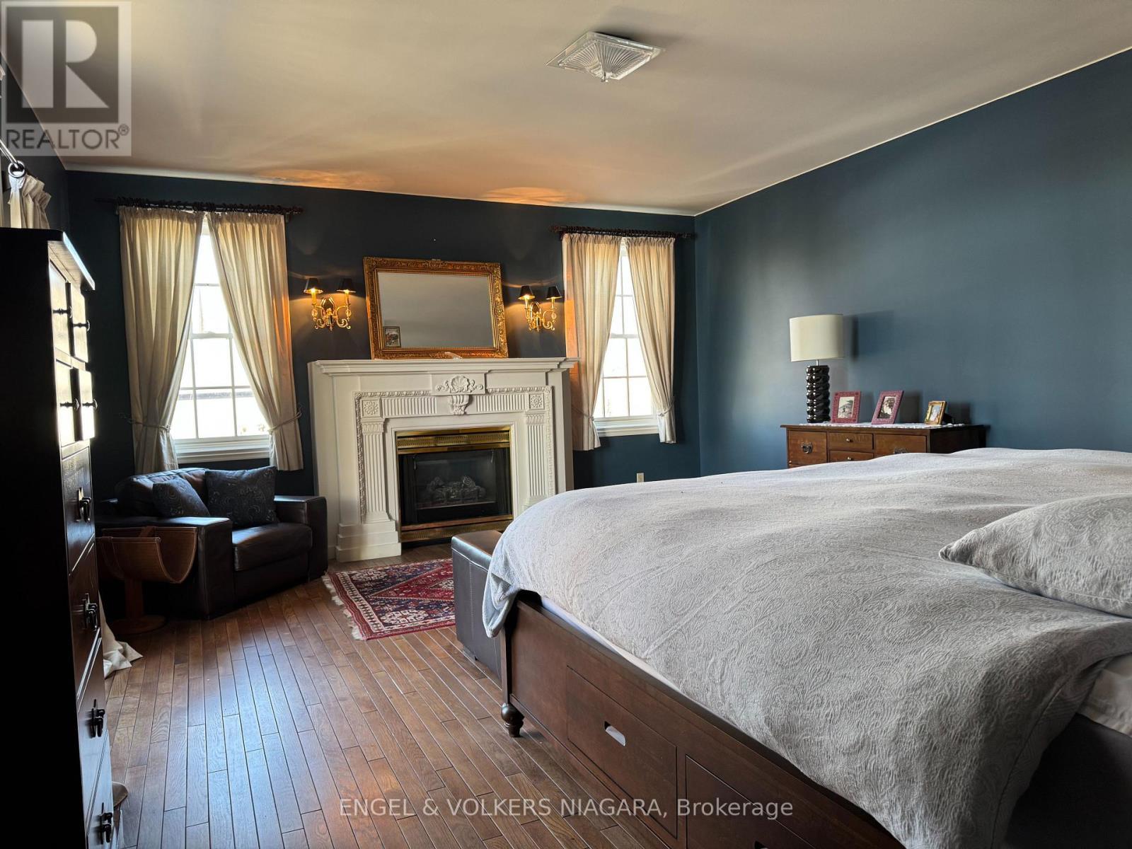 14650 Niagara Parkway, Niagara-On-The-Lake (Queenston), ON - Indoor Photo Showing Bedroom With Fireplace