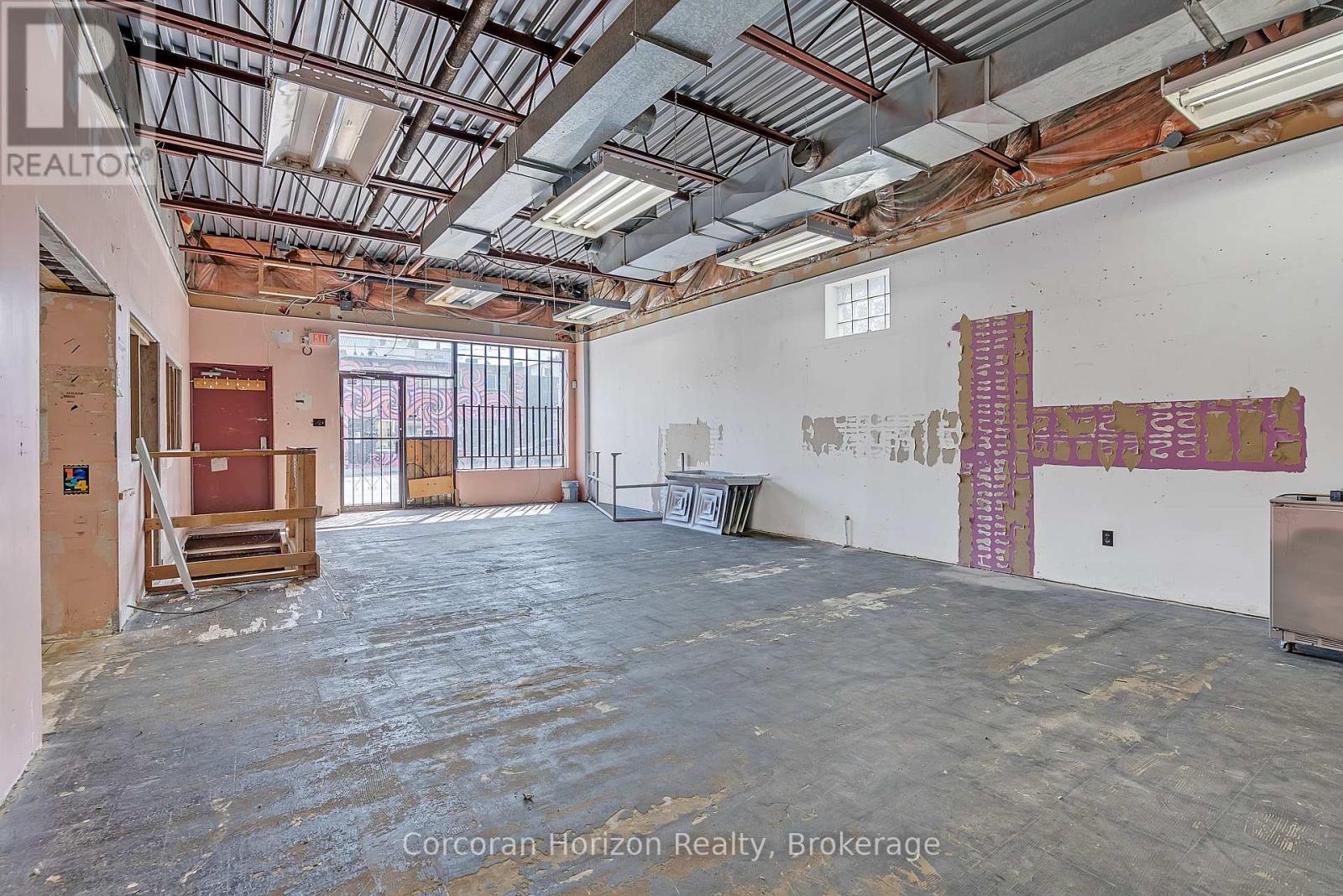 Main - 15 Barton Street E, Hamilton (Beasley), ON