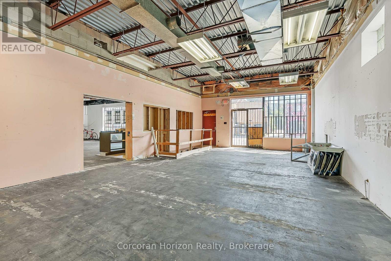 Main - 15 Barton Street E, Hamilton (Beasley), ON