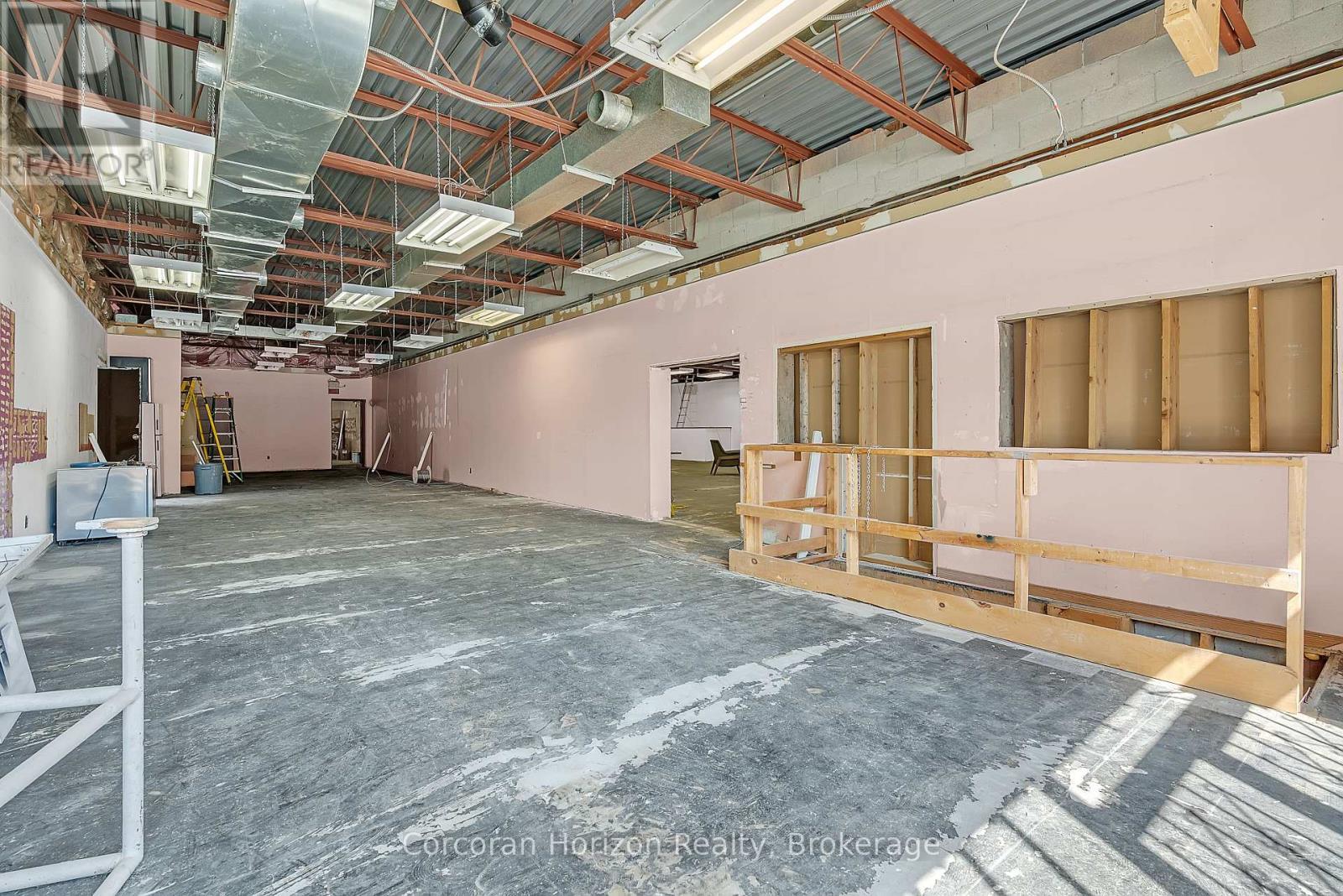 Main - 15 Barton Street E, Hamilton (Beasley), ON