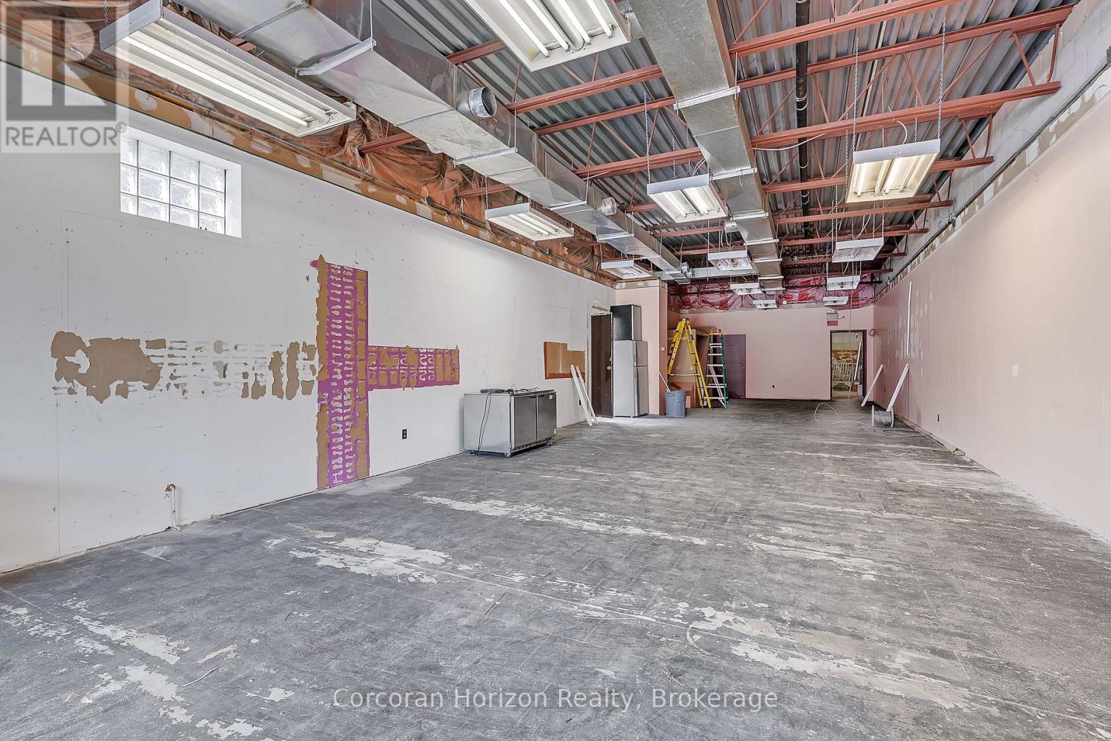 Main - 15 Barton Street E, Hamilton (Beasley), ON