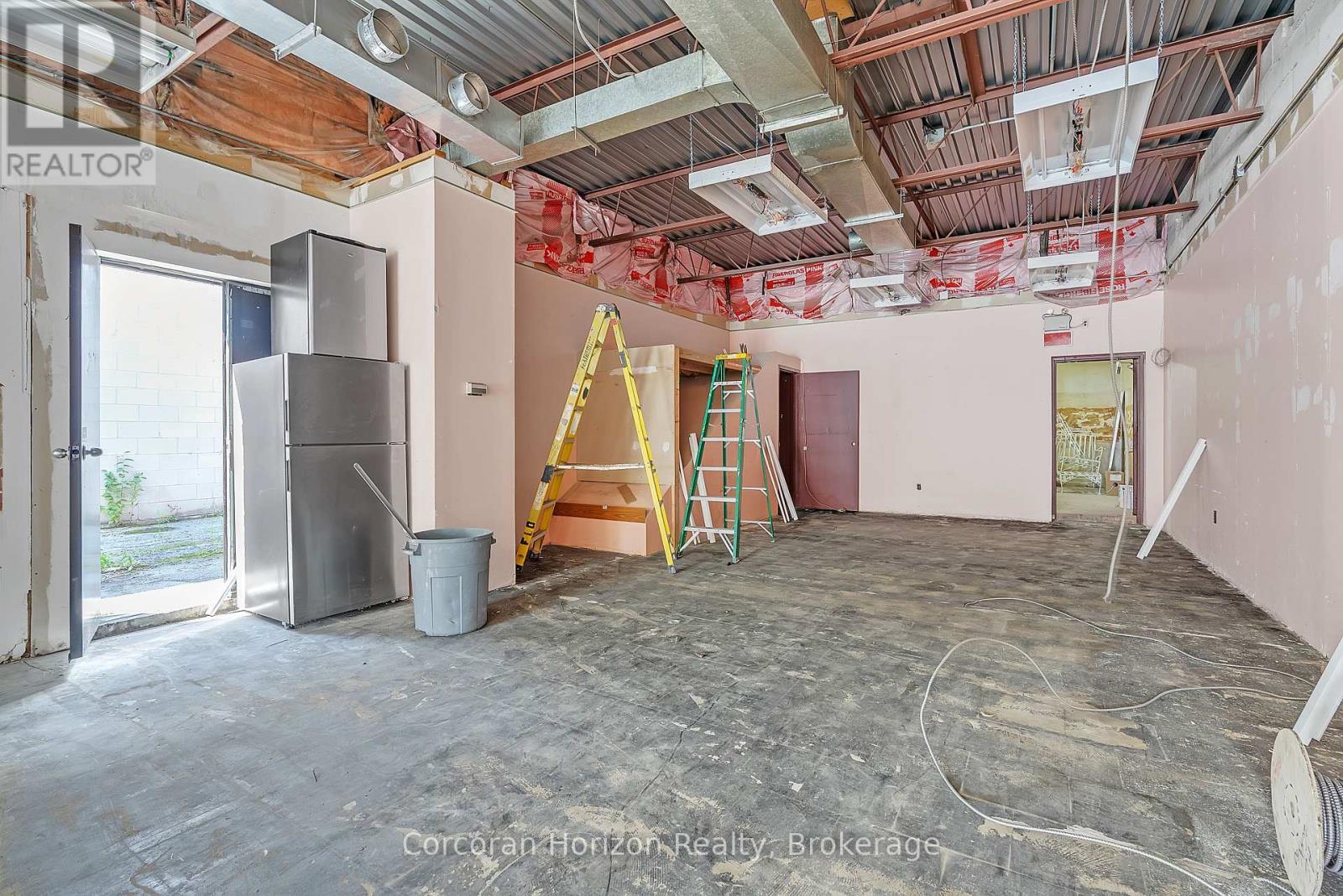 Main - 15 Barton Street E, Hamilton (Beasley), ON