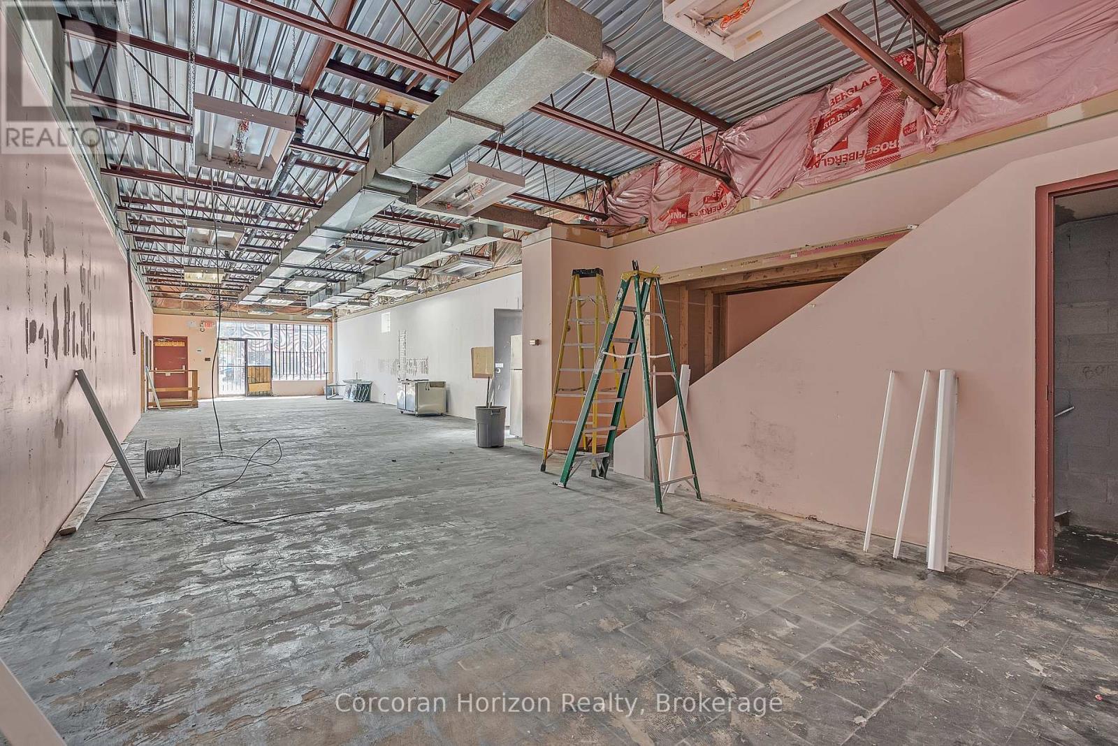 Main - 15 Barton Street E, Hamilton (Beasley), ON