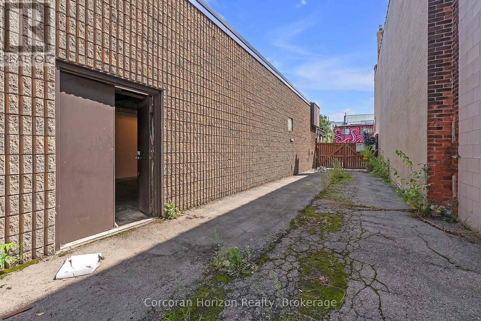 Main - 15 Barton Street E, Hamilton (Beasley), ON