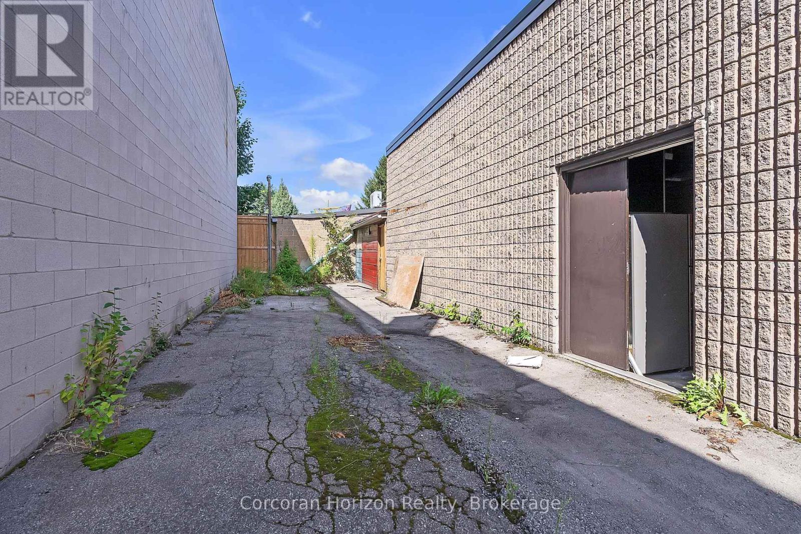 Main - 15 Barton Street E, Hamilton (Beasley), ON