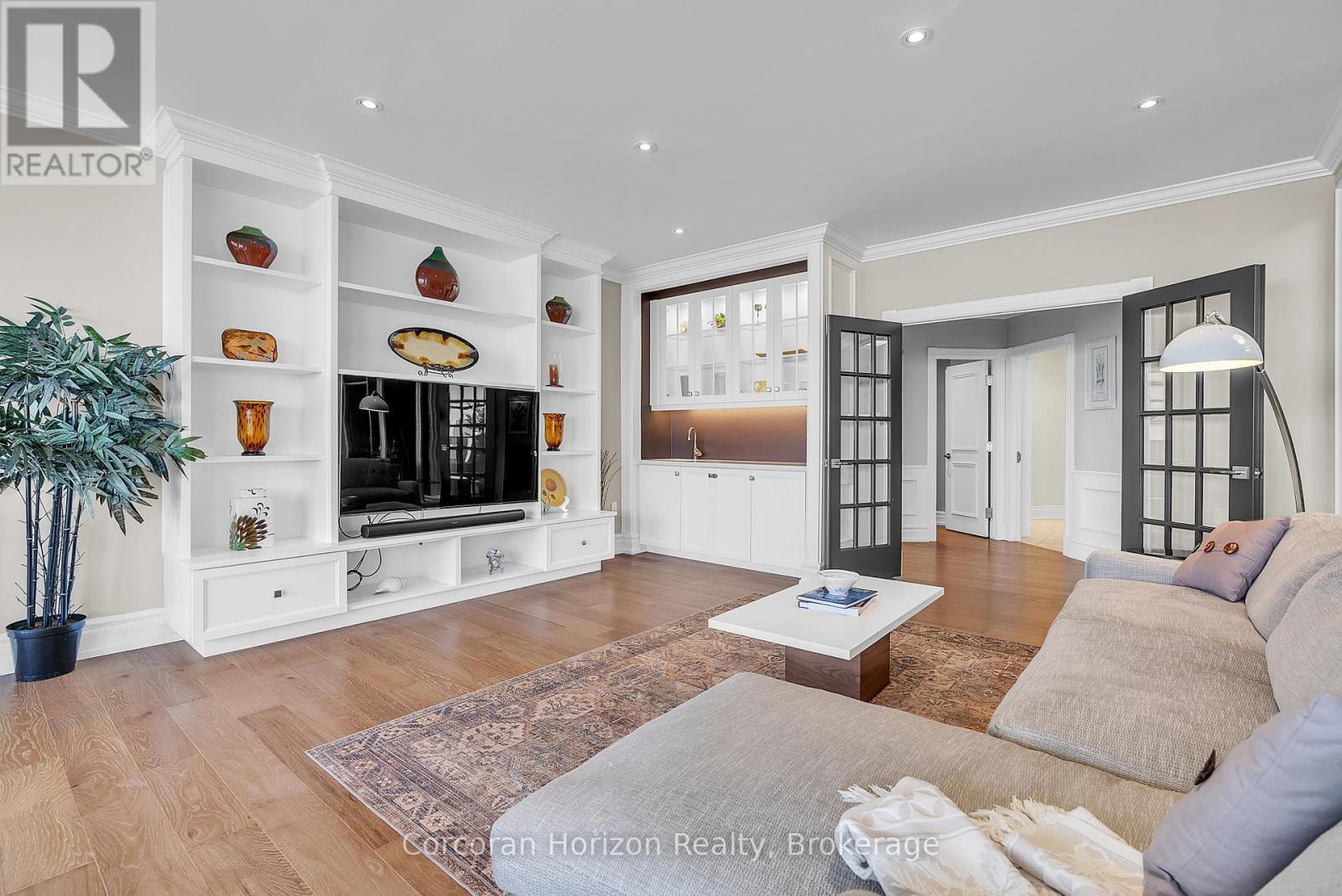 1201 - 1237 North Shore Boulevard E, Burlington (Brant), ON - Indoor Photo Showing Living Room