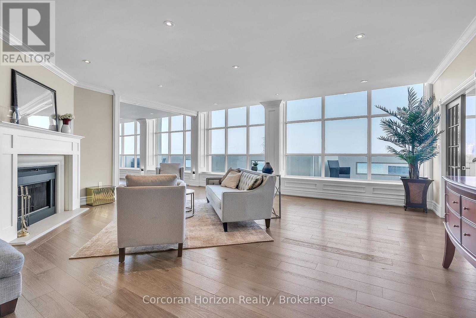 1201 - 1237 North Shore Boulevard E, Burlington (Brant), ON - Indoor Photo Showing Living Room With Fireplace