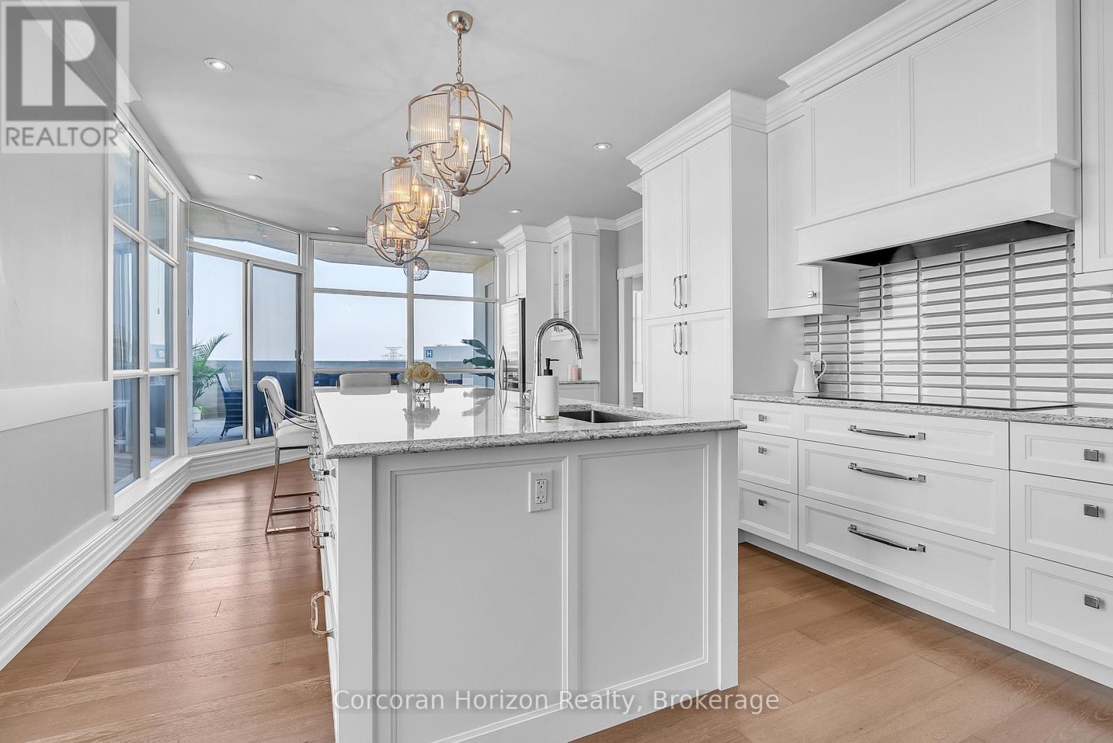 1201 - 1237 North Shore Boulevard E, Burlington (Brant), ON - Indoor Photo Showing Kitchen With Upgraded Kitchen