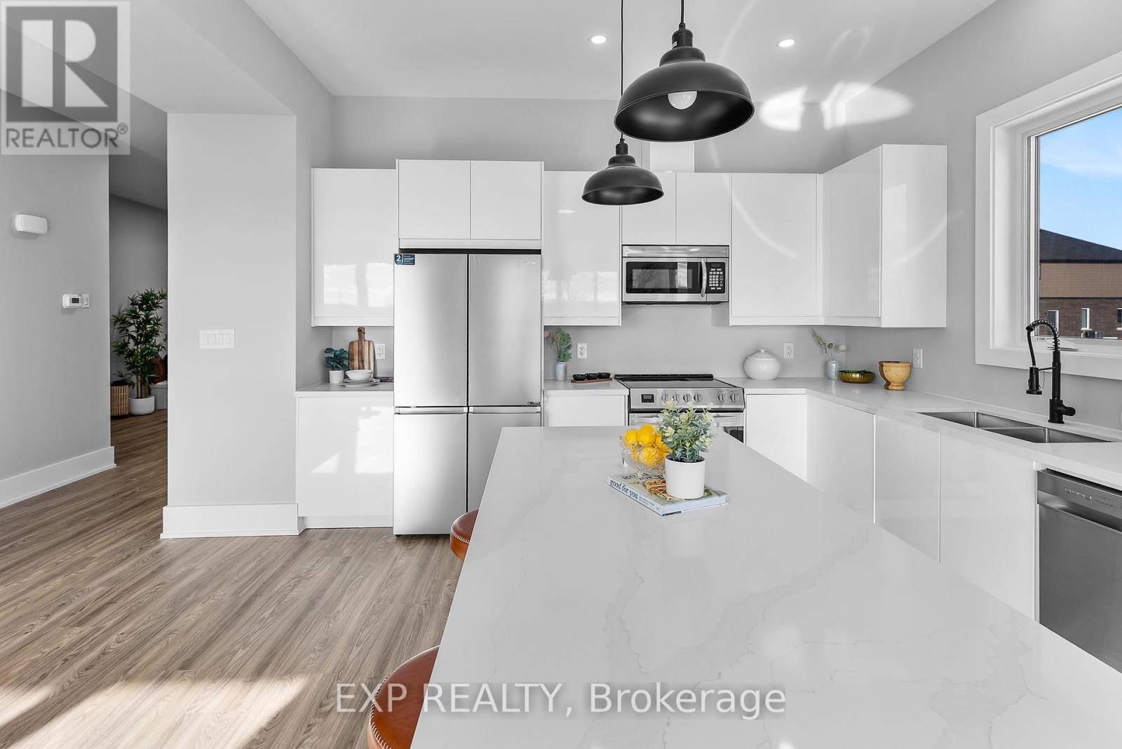 51 Alicia Crescent, Thorold (Hurricane/Merrittville), ON - Indoor Photo Showing Kitchen With Stainless Steel Kitchen With Double Sink